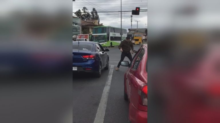 Adulto mayor fue agredido por conductor en Quillota: Le pateó reiteradamente la puerta del auto