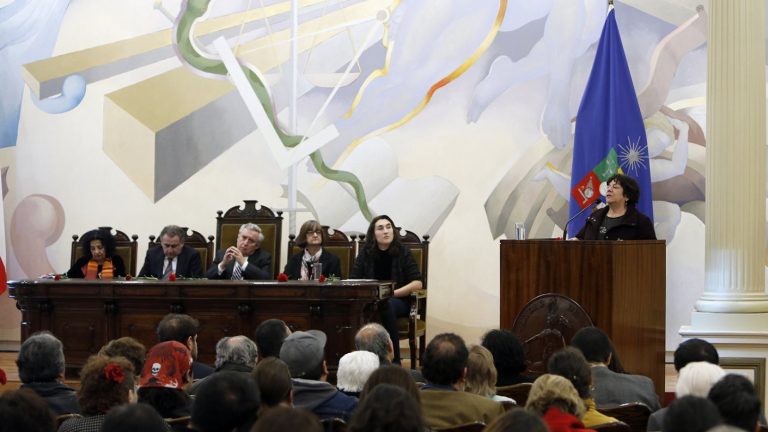 Cuatro estudiantes detenidos desaparecidos reciben títulos póstumos de la U. de Chile