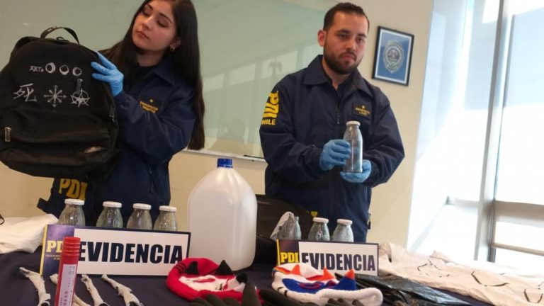 Detienen a dos menores mientras llenaban botellas con bencina: Portaban overoles blancos y tenían todo para hacer molotovs