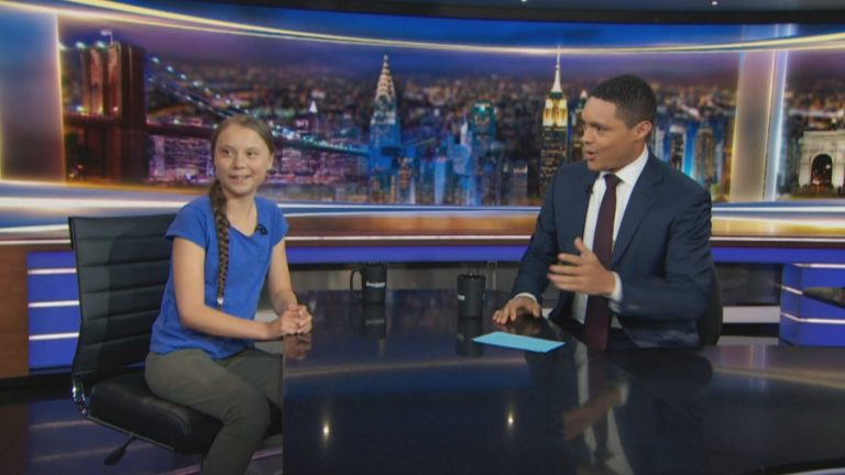 La evidente incomodidad de Greta Thunberg al ser ovacionada por cada frase que dice en late show