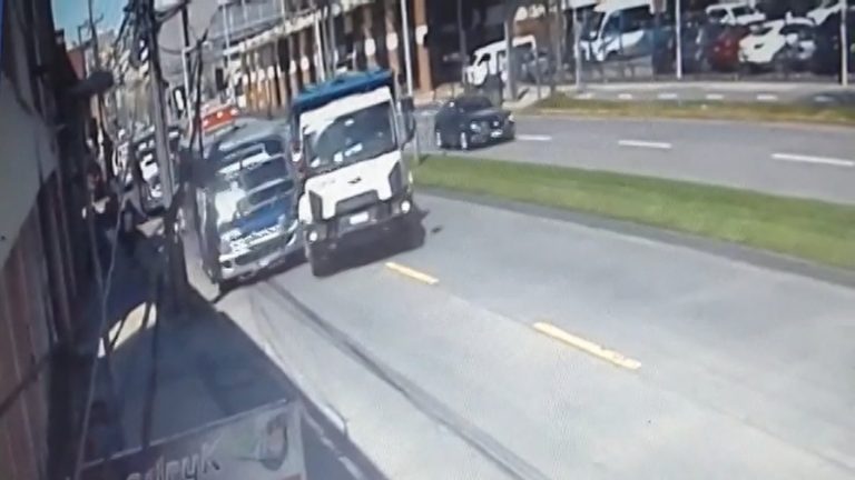 Chofer de camión de basura chocó intencionalmente a una micro con al menos 20 pasajeros
