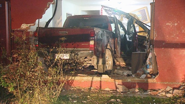 Intento de asalto a conductor de aplicación termina con el auto incrustado en una casa de Macul