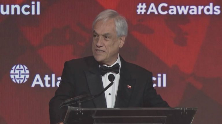 “Gente muere día a día en zonas de sacrificio”: El debate que desató premio ambientalista a Piñera