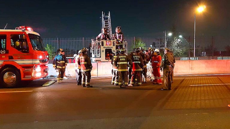 Bomberos rescata a hombre que cayó a las vías de Metro de la Línea 4 desde la autopista