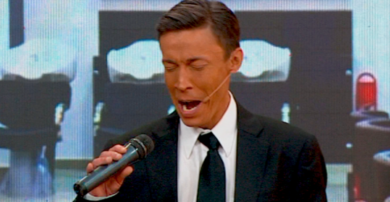 ¿Se parecen? El Poeta se la jugó por ser el doble de Julio Iglesias