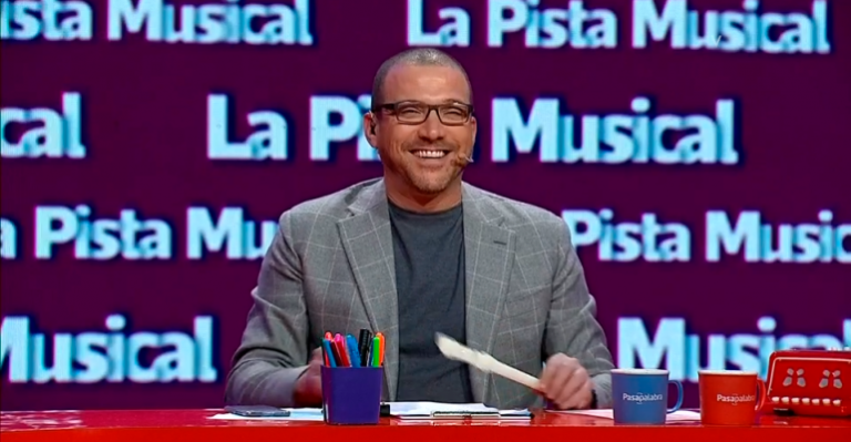 Julián Elfenbein fue troleado por el público mientras ayudaba a capitanes de Pasapalabra