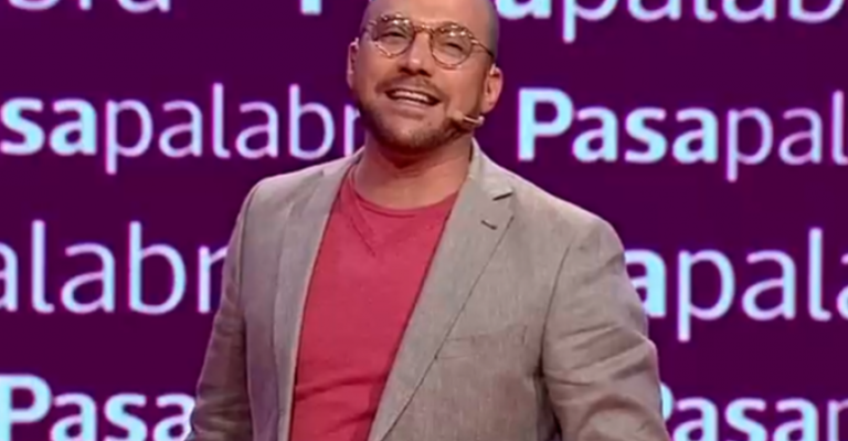 Esta fue la curiosa vestimenta de un participante que sorprendió a Julián Elfenbein en Pasapalabra