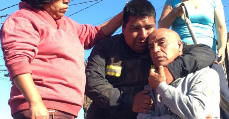 Juan Carlos Espinoza: La historia del bombero que perdió su casa por incendios en Valparaíso