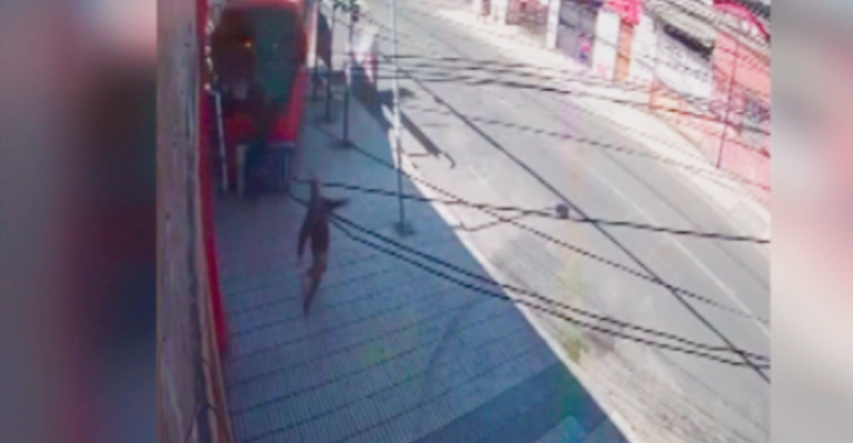 Impactante registro: Hombre se salvó de ser atropellado por micro que perdió el control