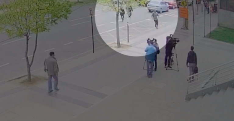 Manifestantes atacan y golpean a equipo de CHV Noticias