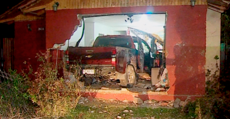 Conductor incrustó su camioneta en casa de Macul tras escapar de un asalto
