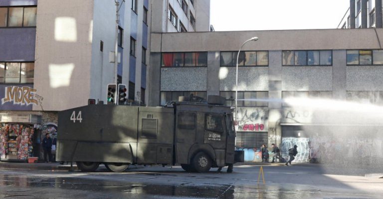 Graves incidentes en el Instituto Nacional: Encapuchados lanzan molotov a Carabineros