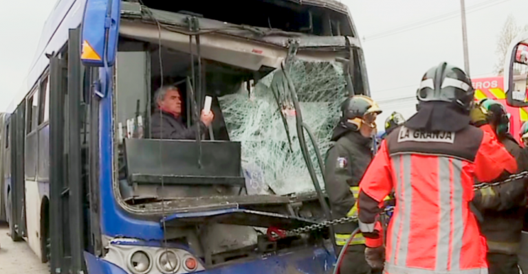Bus impactó de frente a Transantiago en corredor de Avenida Santa Rosa