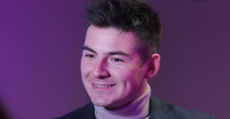 Actor de Gemelas celebró la llegada de su primera hija llamada Alicia