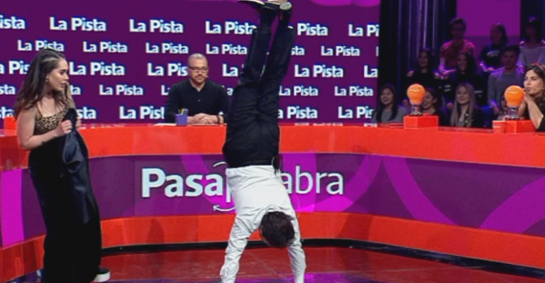 ¡Increíble! Tito Beltrán sorprendió haciendo la invertida y cantando