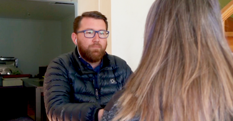 Mujer fue grabada destruyendo la camioneta de su vecina