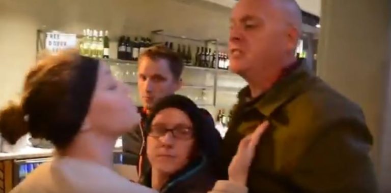 Hombre golpeó en la cara a activista vegana que protestaba en un local