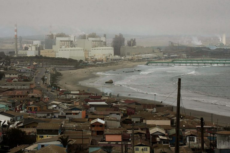 Más de una decena de alumnos de colegio en Quintero se intoxicaron por fuerte olor a gas y cloro en el ambiente