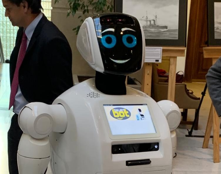 Robot visitó el Congreso y terminó pidiendo la renuncia de Pepe Auth