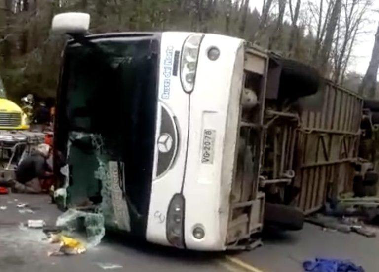 3 muertos y 40 heridos dejó volcamiento de bus que trasladaba estudiantes en Curacautín