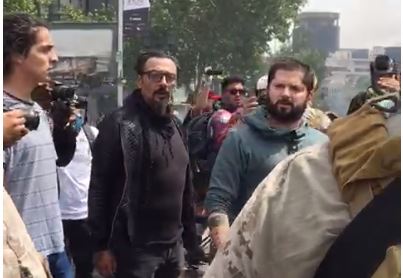 Todo por un bocinazo: Captan el momento en que hombre revienta vidrio a conductor en Las Condes