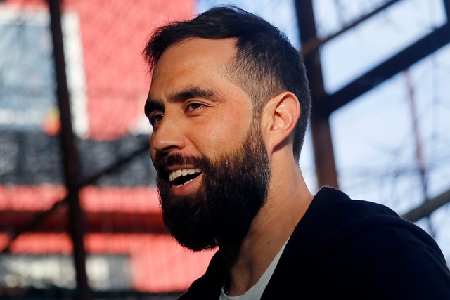 Claudio Bravo le envió ánimo a la U y felicitó a Paredes por logro como máximo goleador