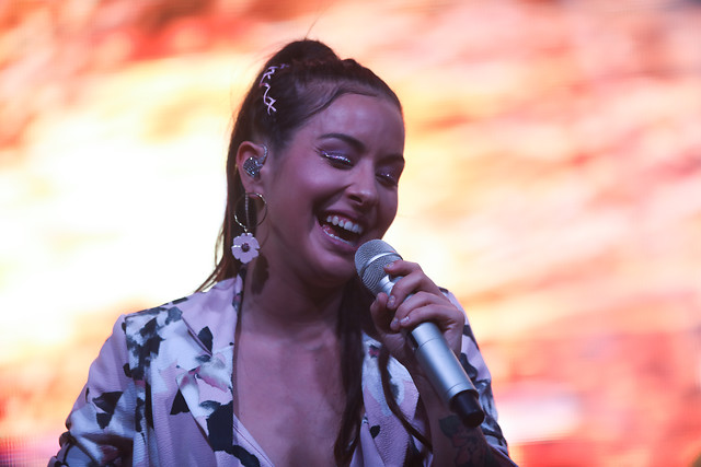 Denise Rosenthal frenó en seco a fan que la piropeó mientras cantaba tema a su amiga fallecida