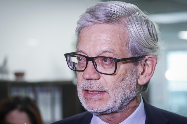 Las bromas y chistes que quedaron tras la frase del ministro Fontaine sobre levantarse más temprano por alza en el Metro