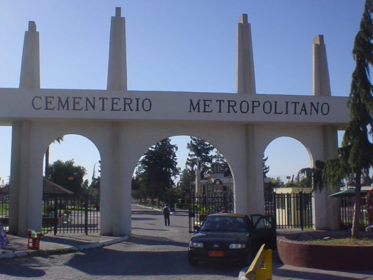 Cementerio Metropolitano abre 