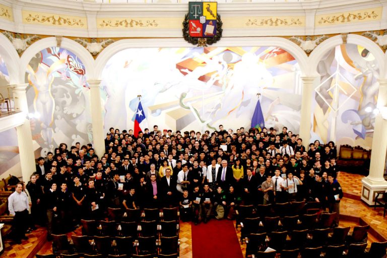 Rector de la U. de Chile se reúne con 500 alumnos del Instituto Nacional para fortalecer la educación pública