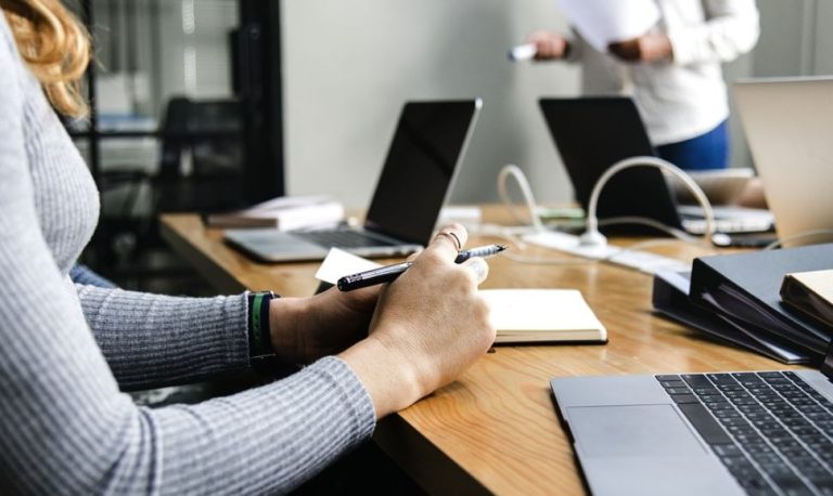 Ignorar a tus compañeros de trabajo puede ayudarte a reducir el estrés laboral, según estudio