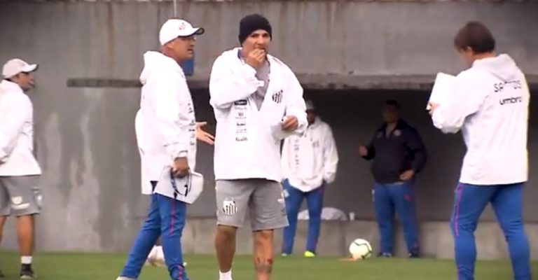 La misteriosa relación de Sampaoli y el papel: Lo captaron comiéndose los apunten en el entrenamiento