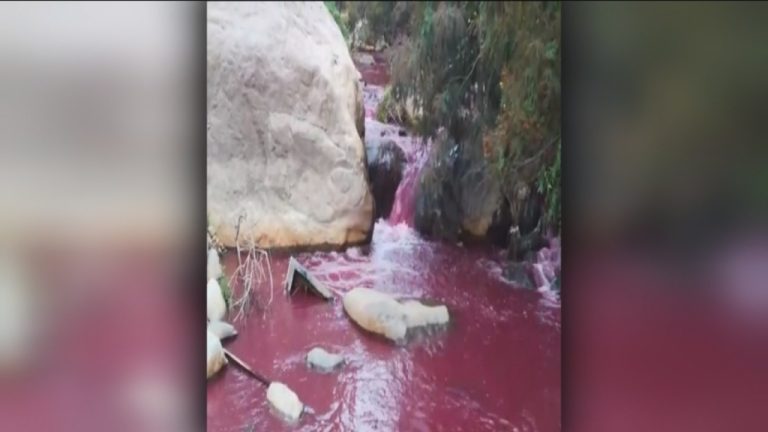 Mapocho de color rojo: El repentino cambio de pigmentación del agua que preocupa a los vecinos