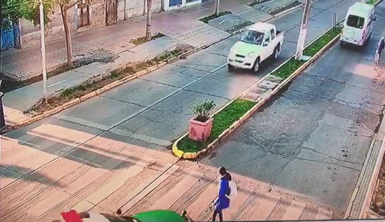 Cámara de seguridad registra el momento en que patrulla policial atropella a mujer en paso de cebra