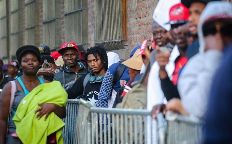 54% de los chilenos cree que los inmigrantes generan más desempleo, según estudio