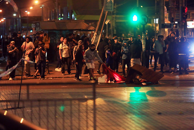 Documento confirma acuartelamiento de Carabineros en descontrolada noche de protestas en Santiago