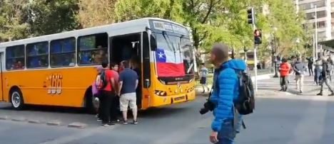 Micros amarillas ayudan a personas a movilizarse tras suspensión del servicio de transporte público