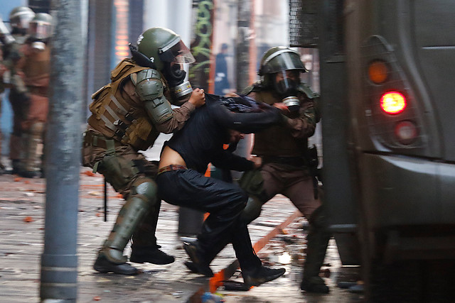 INDH denuncia al menos 22 personas lesionadas y vejaciones sexuales por parte de policías en protestas