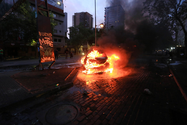 Cadem: 87% está en desacuerdo con la violencia y destrucción como forma de protesta