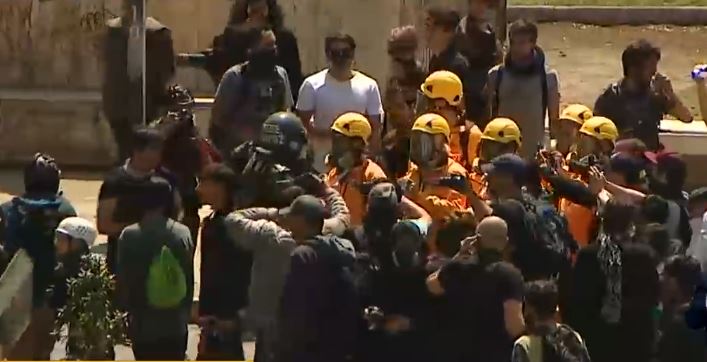 ¿Quiénes son las personas de amarillo en medio de las manifestaciones en Plaza Italia?