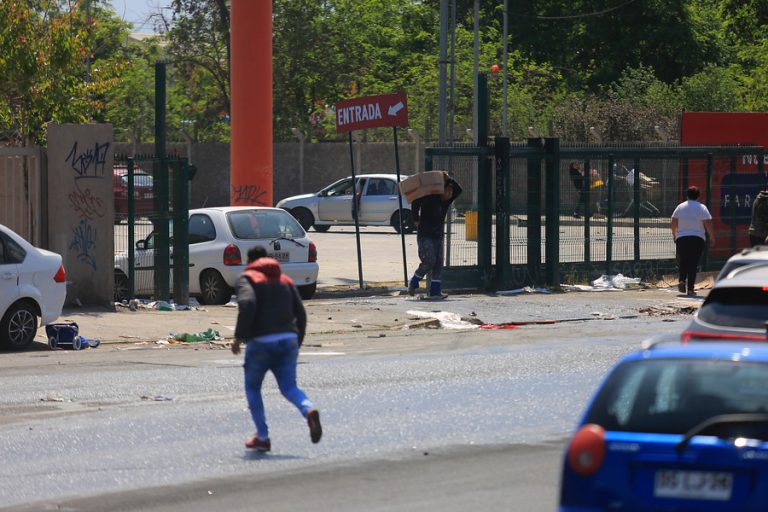 Vecinos defienden supermercado en Puente Alto: Evitan que sea saqueado y quemado