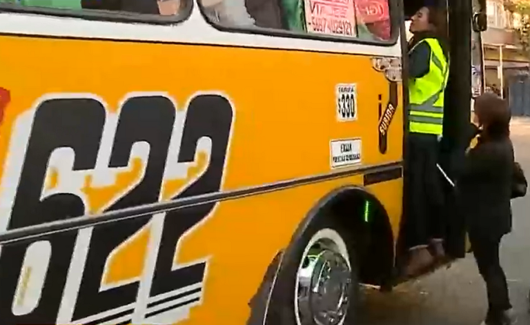 Reaparecen las micros amarillas en Santiago al rescate de pasajeros en período de estado de emergencia