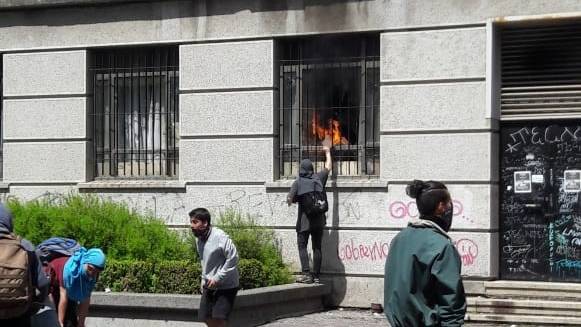 Sala de Tribunales de Concepción es afectada por incendio tras enfrentamiento de manifestantes con FF.EE.