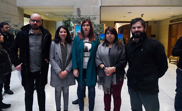 Frente Amplio propone votar hoy rebaja a la dieta parlamentaria para responder a protestas