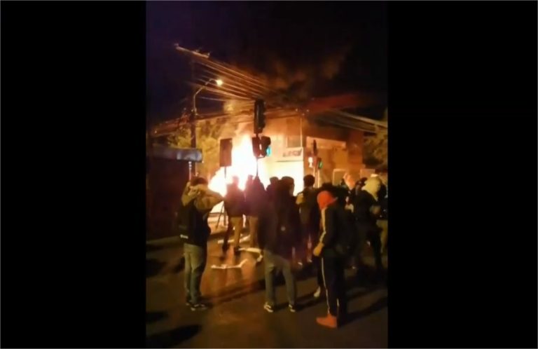 Osorno: Manifestantes incendian sucursal de Essal y realizan barricadas en al menos cinco puntos de la ciudad