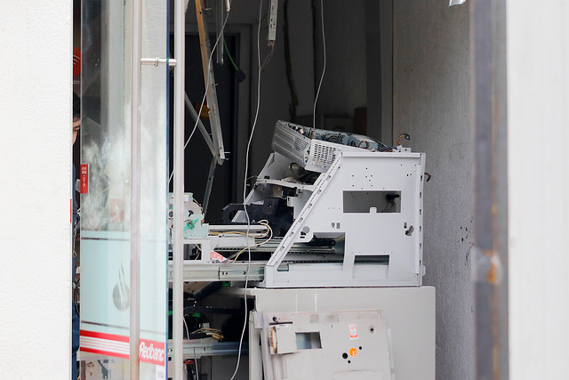 Captan el momento en que hacen estallar un cajero automático en medio de los desmanes