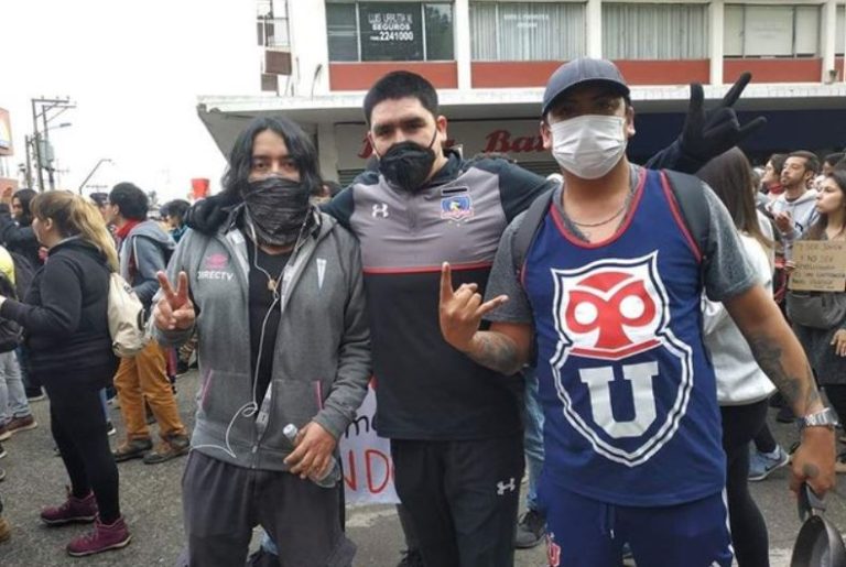 Lo que no logró el fútbol: Hinchas de la UC, Colo Colo y la U se unieron durante manifestación
