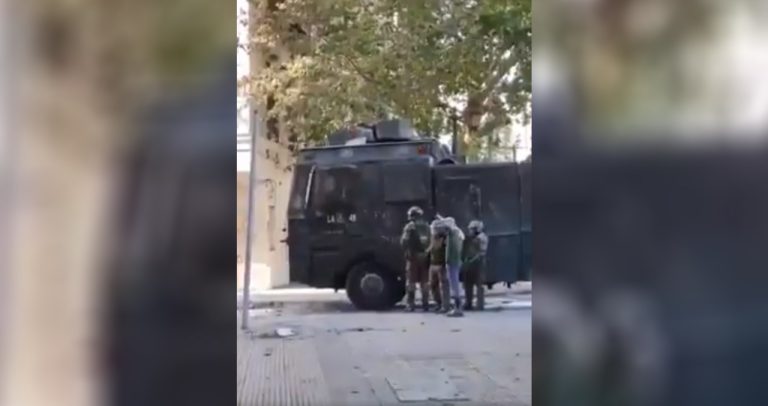Boric muestra video de encapuchado presuntamente recibiendo instrucciones de Carabineros y pide aclaración al gobierno