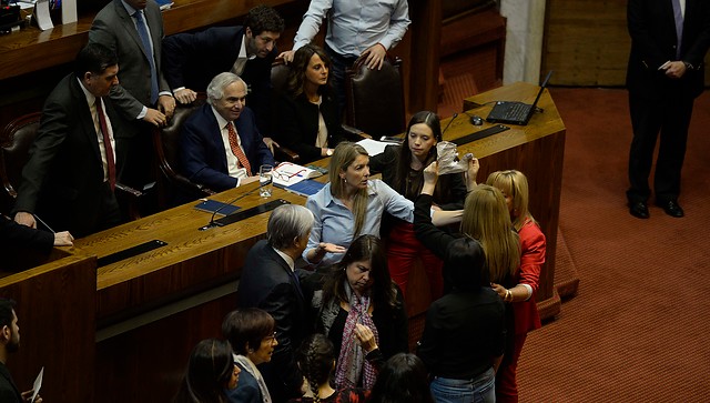 Diputadas pelean a empujones en plena sesión tras encarar a Chadwick en el Congreso