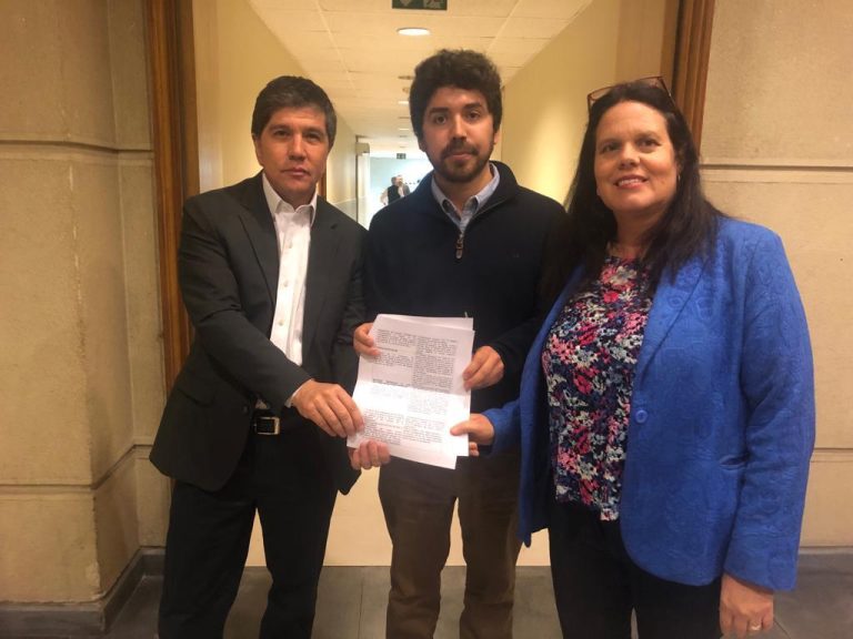 Diputados exigen renuncia de Chadwick y no descartan acusación constitucional